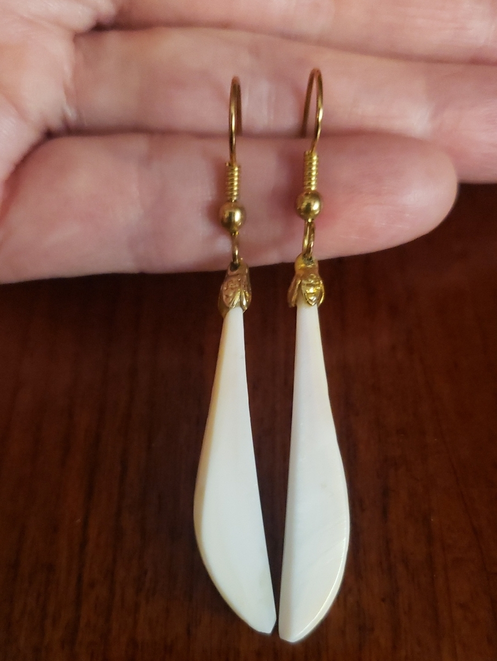 Vtg White Sculptured, Polished Shell Drop Dangle Earrings With Gold Hook